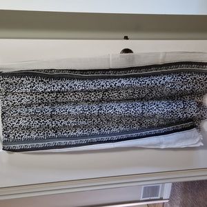 Black and white scarf